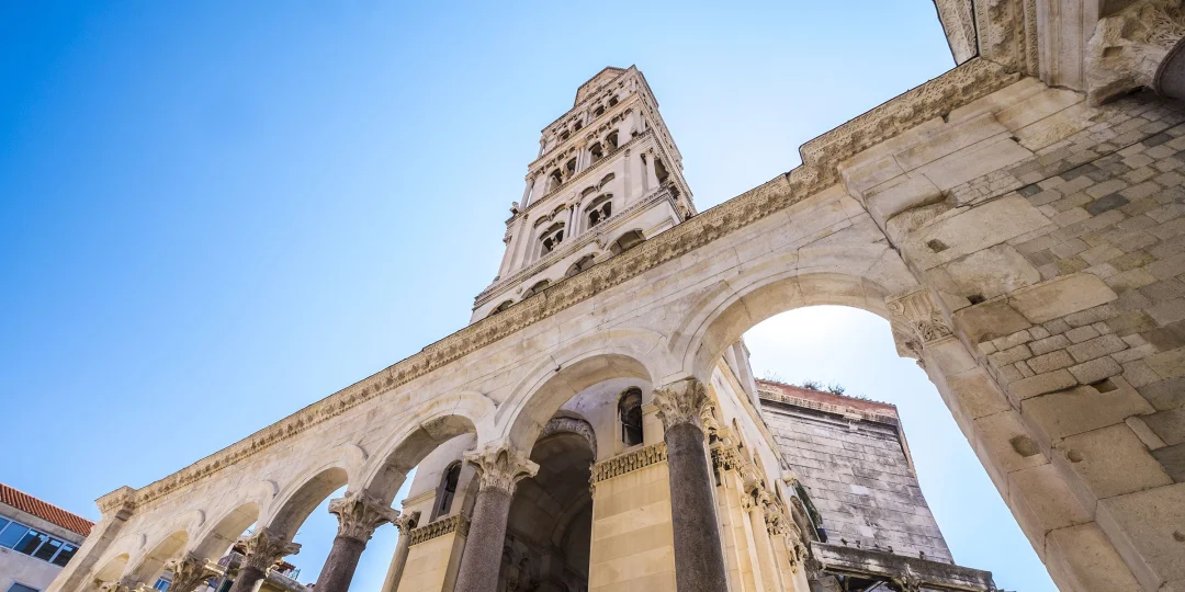  Katedrála svätého Dominiusa a Peristyle