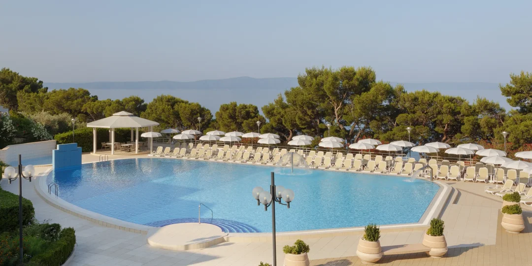 Grande piscina all'aperto